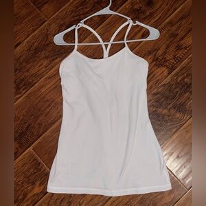 White lululemon tank! 🤍 No size tag — almost positive it is a size 6 though!